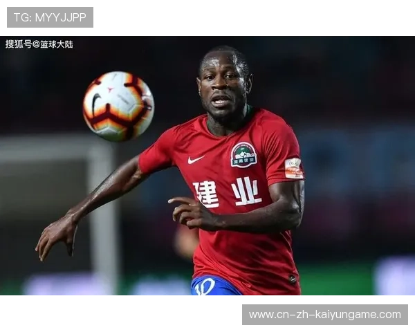 中场直塞+边路插上：足球场上的制胜法宝